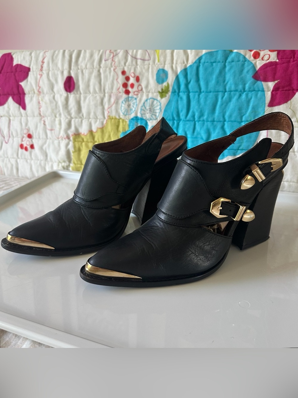black leather & gold pointy toes heeled boots /
size 9 (fits more like 8.5)